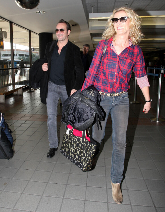 Jean Dujardin et sa femme Alexandra Lamy à l'aéroport de Los Angeles le 16 janvier 2012