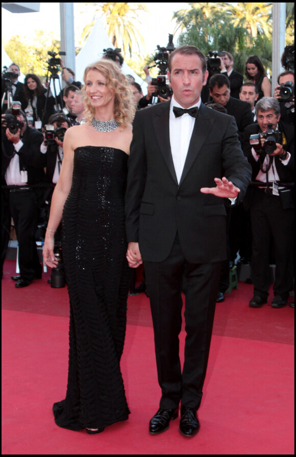 Jean Dujardin et Alexandra Lamy - Montée des marches du film "The Artist" - 64ème festival international du film de Cannes 2011