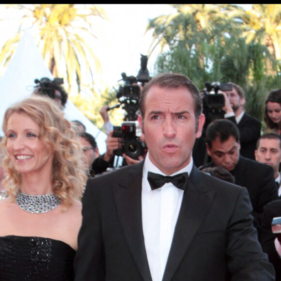 Jean Dujardin et Alexandra Lamy - Montée des marches du film "The Artist" - 64ème festival international du film de Cannes 2011