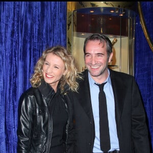 Jean Dujardin et Alexandra Lamy  - Photocall de la cérémonie des Globes de Cristal 2010 au Lido