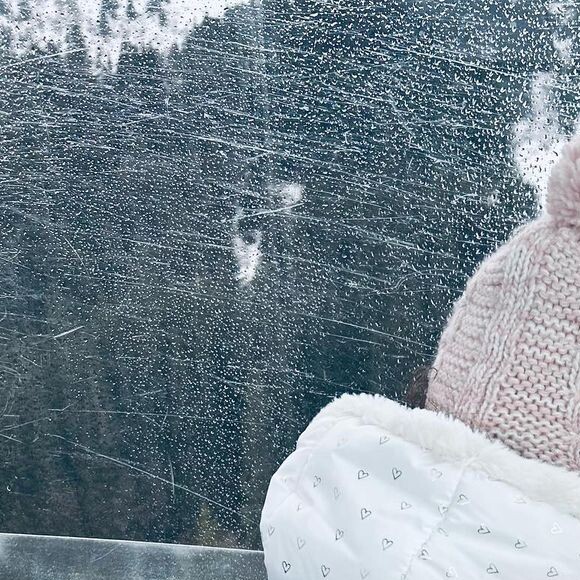 La fille de Fabienne Carat profite de ses vacances à la montagne.