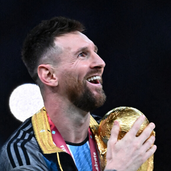 Lionel Messi (meilleur joueur de la Coupe du monde) avec la coupe du Monde - Remise du trophée de la Coupe du Monde au Qatar. Doha. © Philippe Perusseau / Bestimage