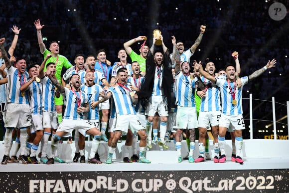 Joie de l'équipe d'Argentine et Lionel Messi - Remise du trophée de la Coupe du Monde 2022 au Qatar (FIFA World Cup Qatar 2022). Doha, le 18 décembre 2022. © Philippe Perusseau / Bestimage