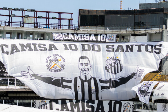 Des milliers de Brésiliens, parfois émus aux larmes, et des personnalités du football ont défilé lundi devant le cercueil du « Roi » Pelé exposé dans le stade du club de Santos où la star a bâti sa légende. Toute la journée, une file de supporteurs serpentait sur un à deux km devant le stade de la ville située à 75 kilomètres au sud-est de Sao Paulo, attendant de pouvoir y entrer. Sao Paulo, le 2 janvier 2023.