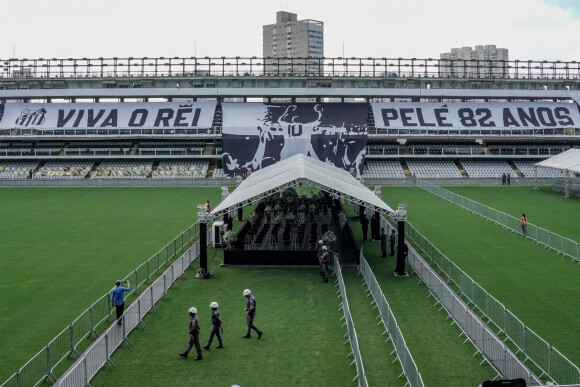 Des milliers de Brésiliens, parfois émus aux larmes, et des personnalités du football ont défilé lundi devant le cercueil du « Roi » Pelé exposé dans le stade du club de Santos où la star a bâti sa légende. Toute la journée, une file de supporteurs serpentait sur un à deux km devant le stade de la ville située à 75 kilomètres au sud-est de Sao Paulo, attendant de pouvoir y entrer. Sao Paulo, le 2 janvier 2023.