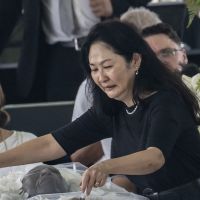 Mort de Pelé : sa veuve Marcia inconsolable devant son cercueil, les images déchirantes