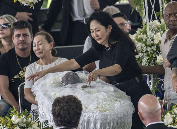 Marcia Aoki (femme de Pelé) - Le cercueil du seul joueur de football à avoir remporté trois Coupes du monde, Pelé (Edson Arantes do Nascimento) repose au centre du terrain du Vila Belmiro à Santos, Brésil