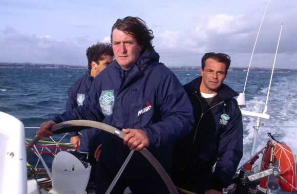 Archives - Olivier de Kersauson sur un bateau en mer en 2000