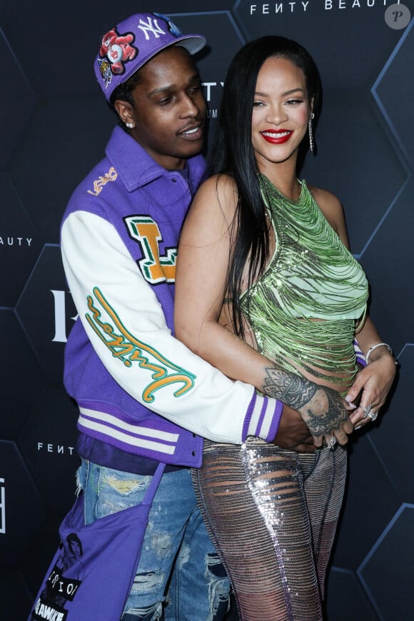 Rihanna (enceinte) et son compagnon ASAP Rocky au photocall "Fenty Beauty et Fenty Skin" à Los Angeles. 