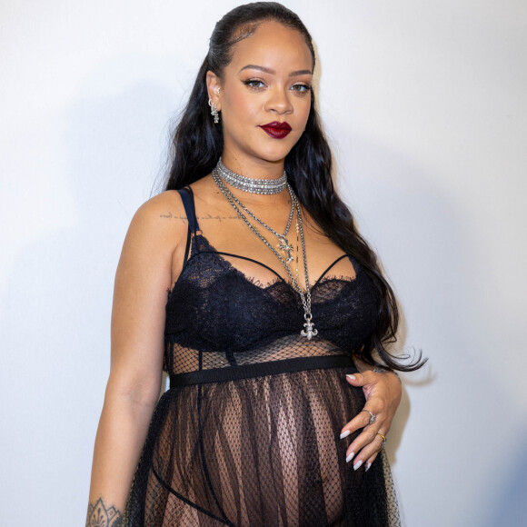 Exclusif - Rihanna (enceinte) dans les backstage du défilé de mode automne-hiver 2022/2023 "Christian Dior" lors de la fashion week de Paris. Le 1er mars 2022 © Olivier Borde / Bestimage 