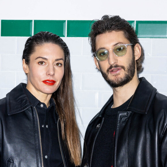 Pierre Niney et sa femme Natasha Andrew au photocall du défilé Ami automne-hiver dans le cadre de la Fashion Week de Paris, France. Olivier Borde/bestimage