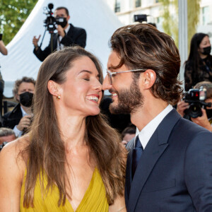 Pierre Niney et sa femme Natasha Andrews - Montée des marches du film " OSS 117 : Alerte rouge en Afrique Noire " lors du 74ème Festival International du Film de Cannes. Le 17 juillet 2021 © Borde-Jacovides-Moreau / Bestimage