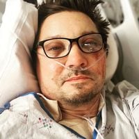 Jeremy Renner "trop amoché" :  première photo de l'acteur à l'hôpital après le terrible accident