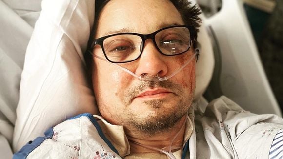 Jeremy Renner "trop amoché" :  première photo de l'acteur à l'hôpital après le terrible accident