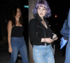 Kelly Osbourne voit sa température contrôlée à son arrivée au restaurant "Craig's" à Los Angeles, en raison de l'épidémie de coronavirus (Covid-19). Kelly Osbourne a dîné avec sa soeur Aimee, qui apparaît pour la première fois depuis son opération en urgence de l'appendicite survenue en janvier dernier. 