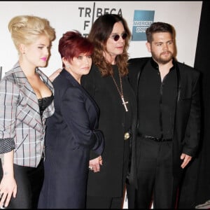 Kelly, Sharon, Ozzy et Jack Osbourne à l'avant-première du film "God Bless Ozzy Osbourne" à New York en 2011.
