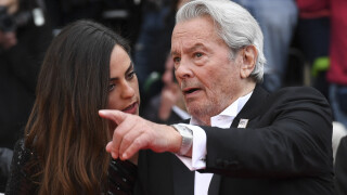 Alain Delon et ses enfants : leur carte de voeux au coeur d'un imbroglio, Anouchka Delon sort de ses gonds !