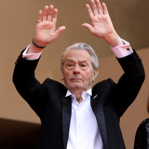 Alain Delon (avec un badge Paris Match d'une ancienne couverture du magazine titrant "Alain Delon, mes deux amours, Rosalie et Anouchka) - Montée des marches du film "A Hidden Life" lors du 72ème Festival International du Film de Cannes. Le 19 mai 2019 © Jacovides-Moreau / Bestimage
