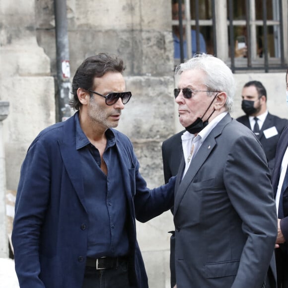 Alain Delon et son fils Anthony - Obsèques de Jean-Paul Belmondo en l'église Saint-Germain-des-Prés, à Paris le 10 septembre 2021. © Cyril Moreau / Bestimage