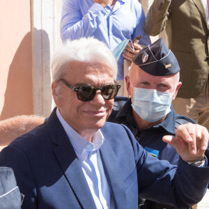 Bernard Tapie - Mariage civil de Sophie Tapie et Jean-Mathieu Marinetti à la mairie de Saint-Tropez en présence de leurs parents et de la famille le 20 août 2020.