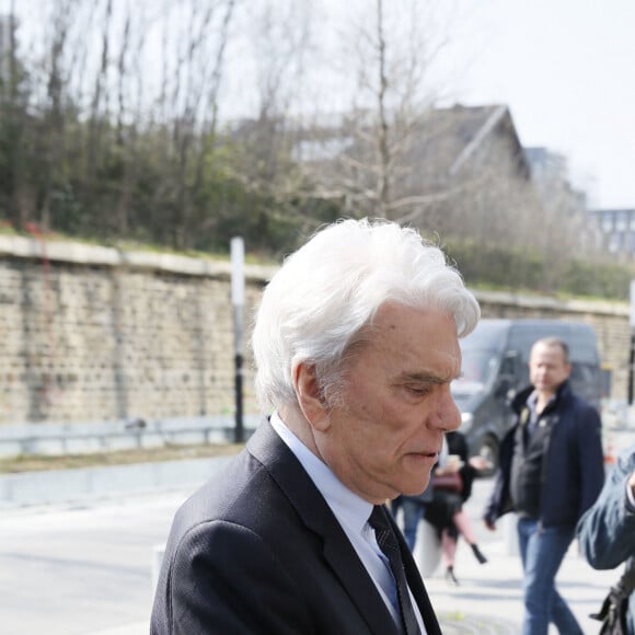 Bernard Tapie arrive au tribunal accompagné par son avocat Hervé Témime à Paris le 1er avril 2019.