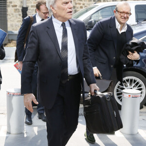 Bernard Tapie arrive au tribunal accompagné par son avocat Hervé Témime à Paris le 1er avril 2019.