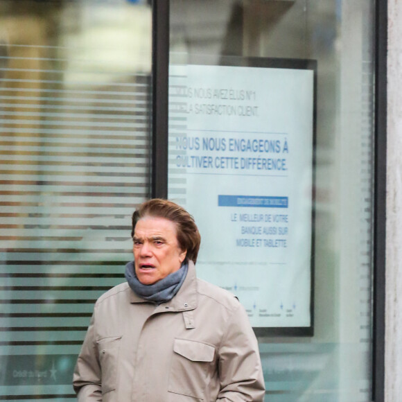 Exclusif - Bernard Tapie se promène incognito dans le quartier de Saint-Germain-des-Prés à Paris le 30 décembre 2015. L'homme d'affaires a annoncé récemment son retour en politique suite aux résultats des élections régionales.