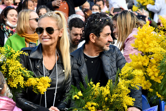 Adriana Karembeu Ohanian et son mari Aram durant la première bataille de fleurs du Carnaval de Nice 2022, Roi des Animaux, place Masséna à Nice, le 13 février 2022. © Bruno Bebert/Bestimage