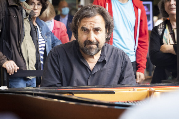 André Manoukian - Il y a 10 ans aujourd'hui était installé le tout premier piano en gare de Paris-Montparnasse. Puis de nombreux autres pianos ont investi une soixantaine de gares partout en France. Depuis sa création, l'initiative piano en gare aura permis de révéler des talents, de créer des rencontres musicales et amicales et d'offrir aux voyageurs des instants parfois magiques en attendant leur train. Pour célébrer cet anniversaire, SNCF Gares & Connexions organise une série de concerts gratuits le vendredi 1er juillet 2022 dans de nombreuses gares, et notamment les sept grandes gares parisiennes suivantes : Paris Gare du Nord, Paris Montparnasse, Paris Saint-Lazare, Paris Gare de l'Est, Paris Austerlitz, Paris Gare de Lyon et Paris Bercy. J-F.Zygel, enseignant au Conservatoire de Paris participe au lancement officiel des 10 ans de piano en gare en compagnie d'A.Manoukian, parrain des pianos en gare et de N.Zanon, de 11h à 12h30 en Gare Montparnasse. © Jack Tribeca/Bestimage