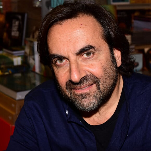 Exclusif - André Manoukian dédicace son livre "Sur les routes de la musique" à la librairie Décitre à Lyon, le 27 novembre 2021.