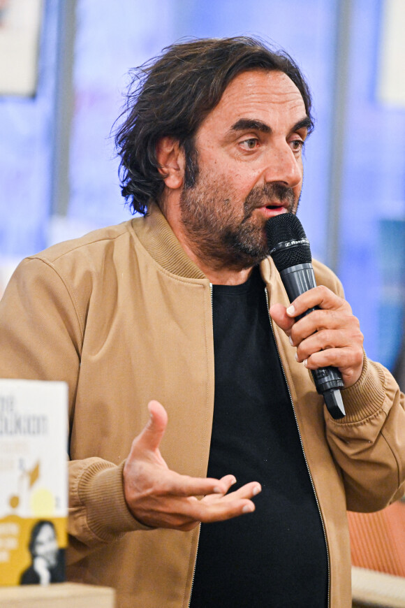 André Manoukian dédicace son livre "Sur les routes de la musique" à la librairie Filigranes à Bruxelles le 13 octobre 2021. © Frédéric Andrieu / Bestimage 