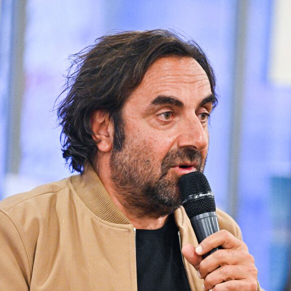 André Manoukian dédicace son livre "Sur les routes de la musique" à la librairie Filigranes à Bruxelles le 13 octobre 2021. © Frédéric Andrieu / Bestimage 