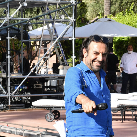 Exclusif - André Manoukian - Jour 2 - Répétitions - Enregistrement de l'émission "La fête de la Chanson à l'Orientale" à Marrakech, qui sera diffusée le 4 septembre sur France 2. Le 17 juin 2021. Laury Thilleman et André Manoukian vous emmènent à Marrakech prolonger l'été et les vacances, pour une soirée à la belle étoile. Au programme : de la fête, mais aussi de l'émotion. Dans le décor magnique du Palais Selman, pour une soirée unique, les stars de la scène française et méditerranéenne, se sont prêtées au jeu du chant oriental en réinterprétant les plus belles chansons du répertoire français. Des reprises inédites en duos ou en solo avec toute la beauté de la musique orientale : l'expressivité de la voix, tourner autour des notes sans les attaquer de face, pour un résultat au charme toujours plus sensuel. Ce que André Manoukian appelle "la jouissance de la mélancolie". © Veeren / Bestimage 