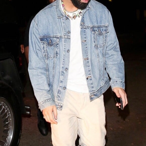 Drake et une mystérieuse jeune femme semblent se rejoindre à la même soirée à Los Angeles, le 10 juin 2021.  Drake keeps a low profile as he appears to be arriving at an event solo but shortly after a mystery woman is seen entering the same event. Although Drake was surrounded by his entourage and the mystery women snuck in alone the two were said to have been linked at the event in Hollywood. Los Angeles. June 10th, 2021.