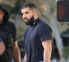 Drake réceptionne un colis à l'extérieur d'un studio à West Hollywood