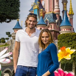 Camille Lacourt et Valérie Bègue à Disneyland Paris.