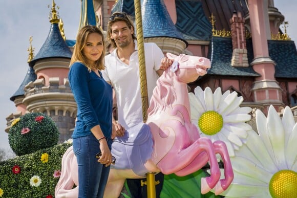 Camille Lacourt et Valérie Bègue à Disneyland paris le 12 avril 2015.