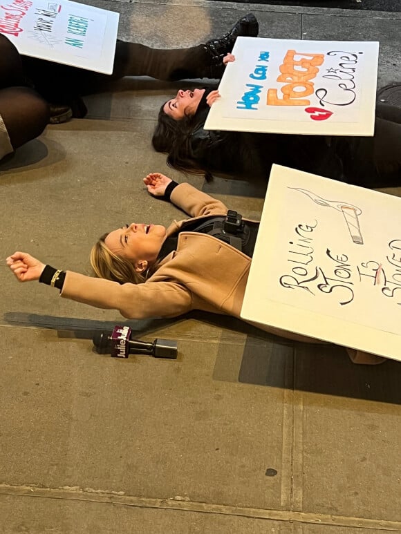 Julie Snyder, l'animatrice québécoise, proteste devant les locaux de Rolling Stones à New York, suite au classement du journal, excluant Céline Dion de la liste des 200 chanteuses les plus importantes. New York le 6 janvier 2023.