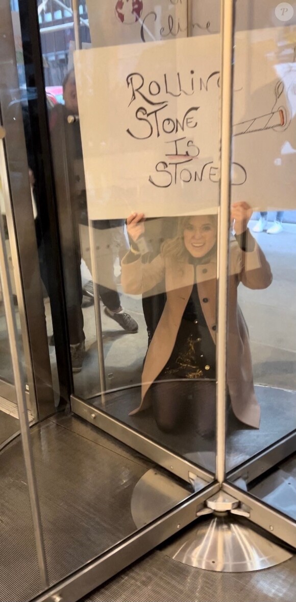 Julie Snyder, l'animatrice québécoise, proteste devant les locaux de Rolling Stones à New York, suite au classement du journal, excluant Céline Dion de la liste des 200 chanteuses les plus importantes. New York le 6 janvier 2023.