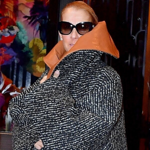 Céline Dion porte un manteau surdimensionné JW Anderson à New York City, New York, Etats-Unis, le 6 mars 2020.