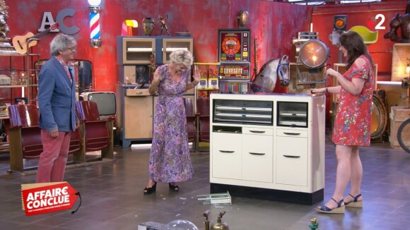 Sophie Davant casse un meuble dans l'émission "Affaires Conclues" sur France 2. Le 5 janvier 2023.