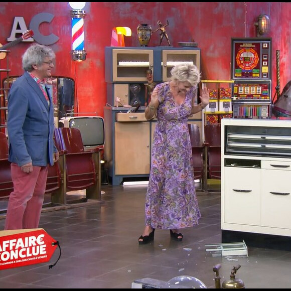 Sophie Davant casse un meuble dans l'émission "Affaires Conclues" sur France 2. Le 5 janvier 2023.