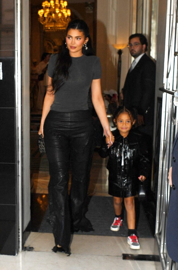 Kylie Jenner et sa fille Stormi à la sortie de leur hôtel à Londres, le 7 août 2022.