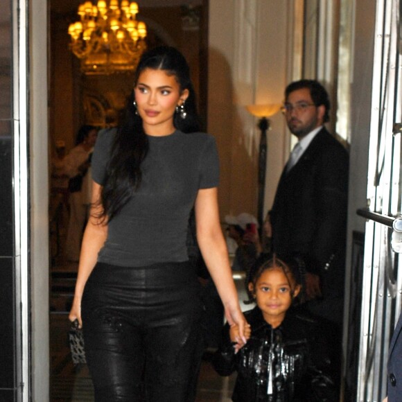Kylie Jenner et sa fille Stormi à la sortie de leur hôtel à Londres, le 7 août 2022.