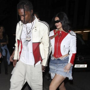 Kylie Jenner et son compagnon Travis Scott se rendent au restaurant The 22 à Londres le 6 août 2022. 