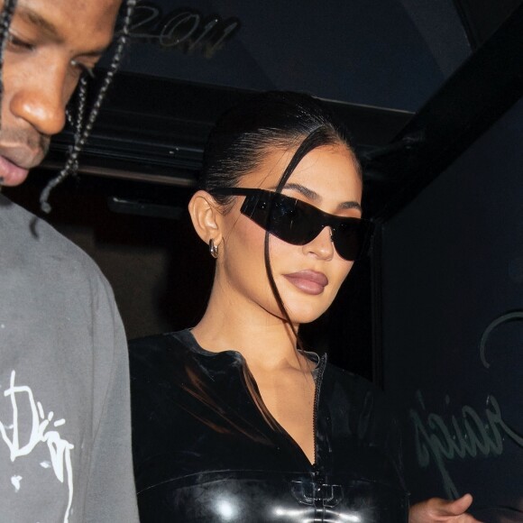 Travis Scott avec sa compagne Kylie Jenner ont dîné au restaurant Craig's à West Hollywood le 10 juillet 2022. 