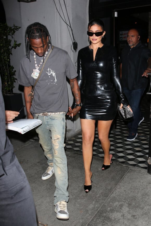 Travis Scott avec sa compagne Kylie Jenner ont dîné au restaurant Craig's à West Hollywood le 10 juillet 2022. 
