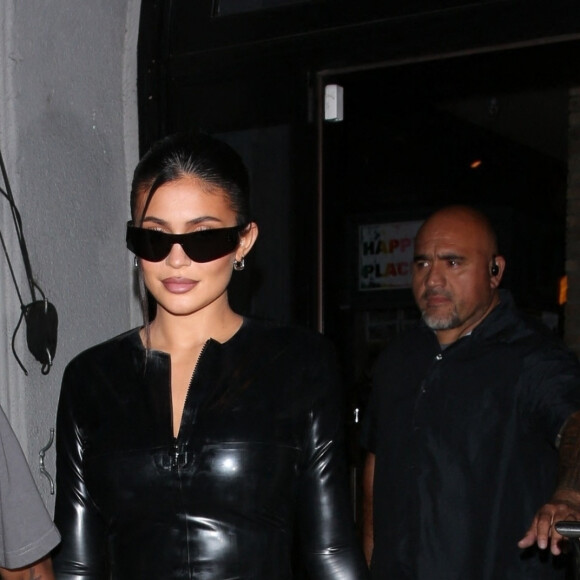 Travis Scott avec sa compagne Kylie Jenner ont dîné au restaurant Craig's à West Hollywood le 10 juillet 2022. 