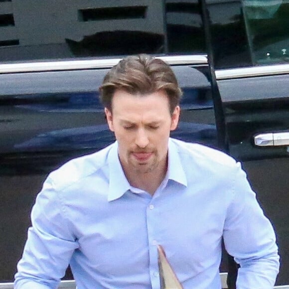 Exclusif - Emily Blunt et Chris Evans sur le tournage du film "Pain Hustlers" à Miami, le 1er septembre 2022.