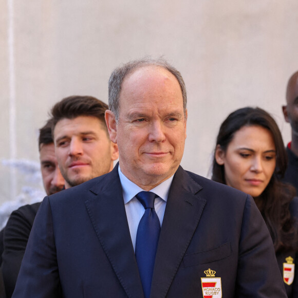 Présentation du trophée de "Champion de France" de Rugby à 7 au prince Albert II de Monaco par l'équipe de Monaco au palais à Monaco le 23 décembre 2022. © Claudia Albuquerque / Bestimage 